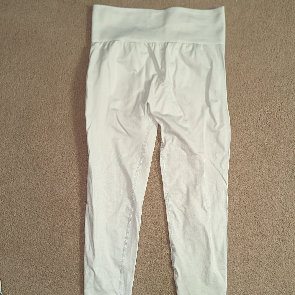 Ladies White scrunch booty work out leggings